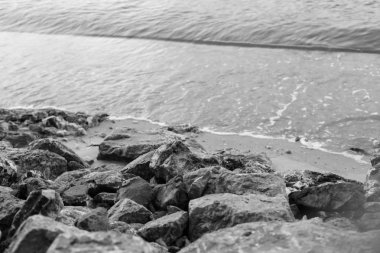 Kumlu sahilde denizin yumuşak dalgası