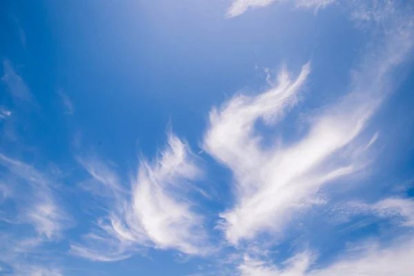 Fantastische zachte witte wolken — Stockfoto