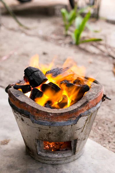 Brinnande träkol ved i spisen. — Stockfoto