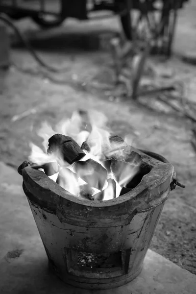 Brûler du bois de chauffage au charbon dans le poêle . — Photo