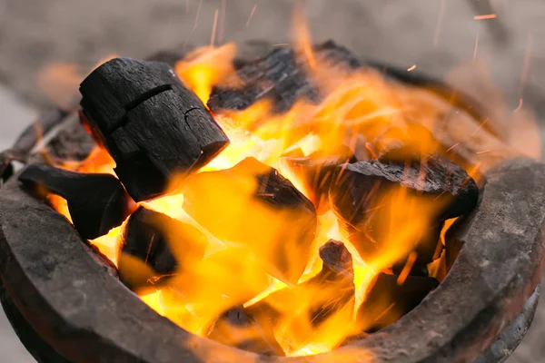 Brandende houtskool brandhout in de kachel. — Stockfoto
