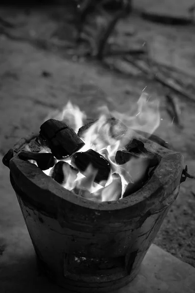 Brandende houtskool brandhout in de kachel. — Stockfoto