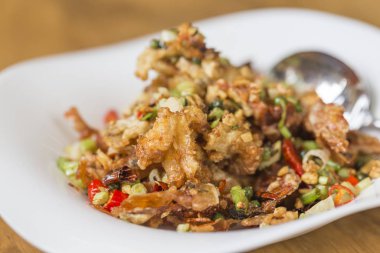 Tayland yemeği, tuzlu ve acılı kızarmış karides.