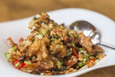 Tayland yemeği, tuzlu ve acılı kızarmış karides.