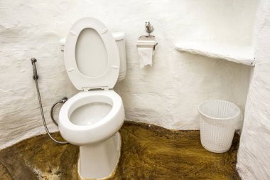 tuvalet odasında sifon lu tuvalet.