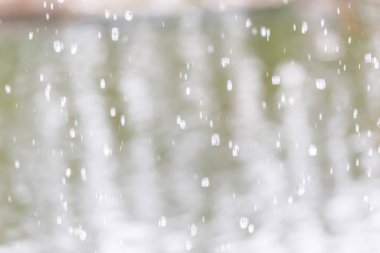 Yağmur damlaları penceresinde, yaz yağmurlu bir gün