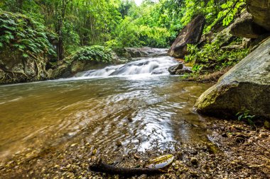 Kao Chon Şelalesi (Kao Joan Şelalesi) Tayland 'ın Ratchaburi ilinin Suan Phueng ilçesinin ünlü şelalesidir..