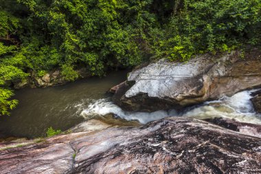 Kao Chon Şelalesi (Kao Joan Şelalesi) Tayland 'ın Ratchaburi ilinin Suan Phueng ilçesinin ünlü şelalesidir..