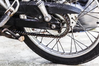 Eski motosikletlerin zinciri ve egzozu