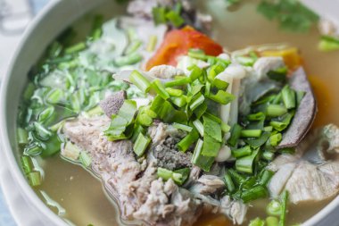 Baharatlı domuz kemiği çorbası, ana yemekle yenir.