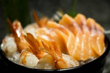 Pirinç kase üzerinde sashimi çiğ balık deniz ürünleri ile Pirinç