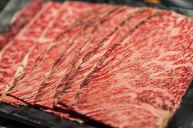 Siyah tabağa konmuş Wagyu bifteği.