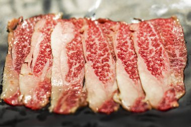 Siyah tabağa konmuş Wagyu bifteği.