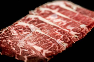 Siyah tabağa konmuş Wagyu bifteği.