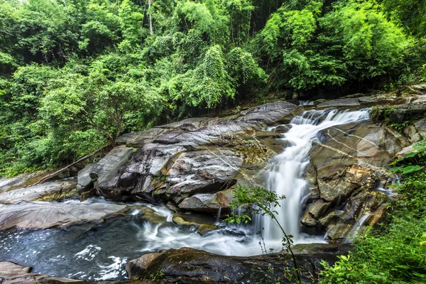 高昌瀑布 Kao Chon Waterfall 缩写Kao Joan Waterfall 是泰国腊察布里省Suan Phueng地区著名的瀑布 — 图库照片