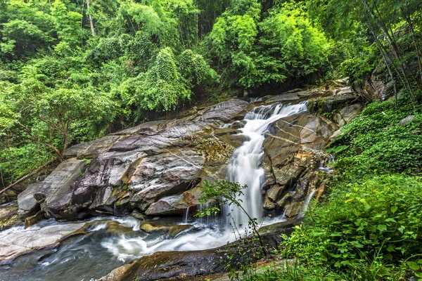 高昌瀑布 Kao Chon Waterfall 缩写Kao Joan Waterfall 是泰国腊察布里省Suan Phueng地区著名的瀑布 — 图库照片