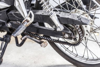 Eski motosikletlerin zinciri ve egzozu