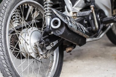 Eski motosikletlerin zinciri ve egzozu