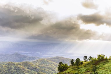 Üzerinde alacakaranlık bulut ve gökyüzü arka plan, renkli dramatik gökyüzü günbatımı