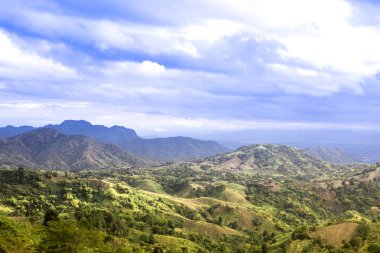 Yaz dağları yeşil çimenler ve mavi gökyüzü manzarası