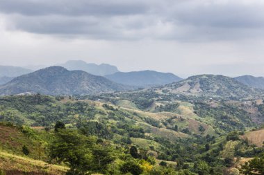 Yaz dağları yeşil çimenler ve mavi gökyüzü manzarası
