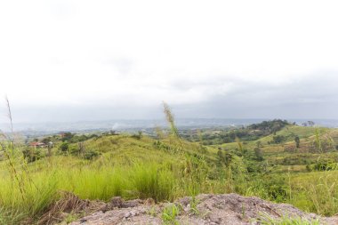 Yaz dağları yeşil çimenler ve mavi gökyüzü manzarası