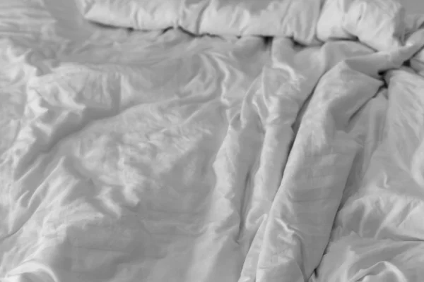 晚上睡后一张凌乱的床单的头像 — 图库照片