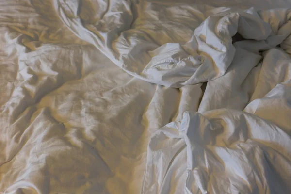睡眠後の乱雑な寝具シートのトップビュー — ストック写真