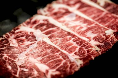 Siyah tabağa konmuş Wagyu bifteği.