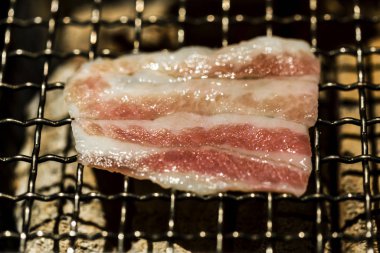 Siyah tabağa konmuş Wagyu bifteği.