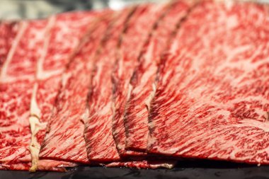 Siyah tabağa konmuş Wagyu bifteği.