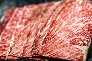 Siyah tabağa konmuş Wagyu bifteği.