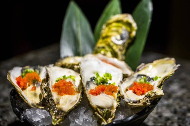 Geleneksel balık pazarı taze istiridye dolu.