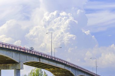 Nehrin üzerindeki otoyol köprüsü