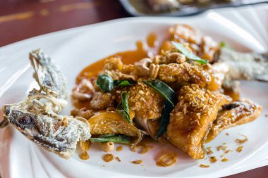 Kızarmış balık, ünlü Tayland deniz ürünleri menüsü.