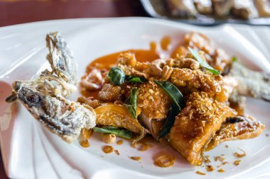 Kızarmış balık, ünlü Tayland deniz ürünleri menüsü.