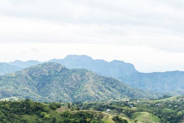 Yaz dağları yeşil çimenler ve mavi gökyüzü manzarası