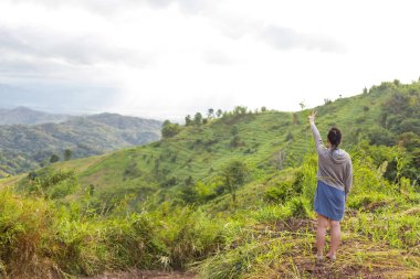 İnsanlar taze dağ havasını solumak için ayakta duruyorlar..