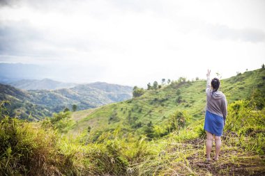 İnsanlar taze dağ havasını solumak için ayakta duruyorlar..