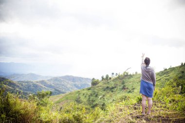 İnsanlar taze dağ havasını solumak için ayakta duruyorlar..