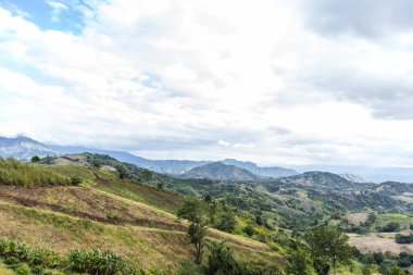 Yaz dağları yeşil çimenler ve mavi gökyüzü manzarası