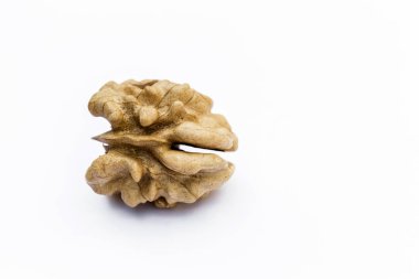 Ceviz çekirdekleri ve eski ahşap masadaki cevizler.