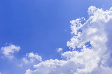 Parlak bir yaz gününde beyaz gökyüzü 