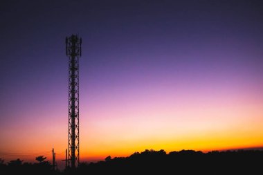 Telefon sinyalleri göndermek için kullanılan yüksek direk.