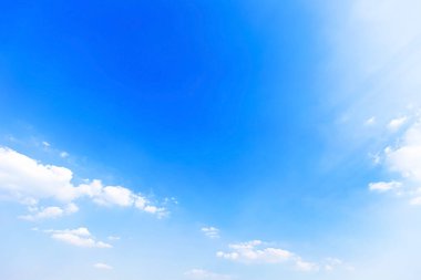 Parlak bir yaz gününde beyaz gökyüzü 