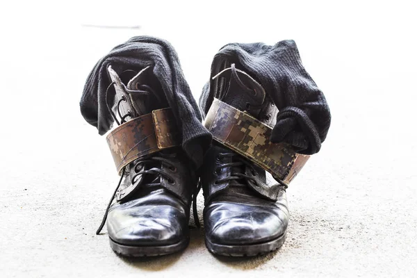 Botas Couro Preto Exército Nas Cinzas — Fotografia de Stock