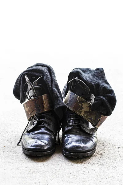 Botas Couro Preto Exército Nas Cinzas — Fotografia de Stock