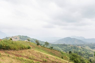 Yaz dağları yeşil çimenler ve mavi gökyüzü manzarası