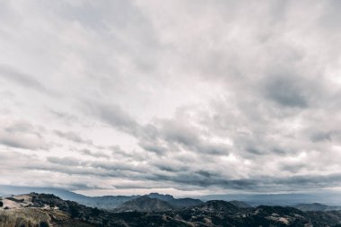 Yaz dağları yeşil çimenler ve mavi gökyüzü manzarası