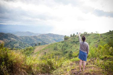 İnsanlar taze dağ havasını solumak için ayakta duruyorlar..